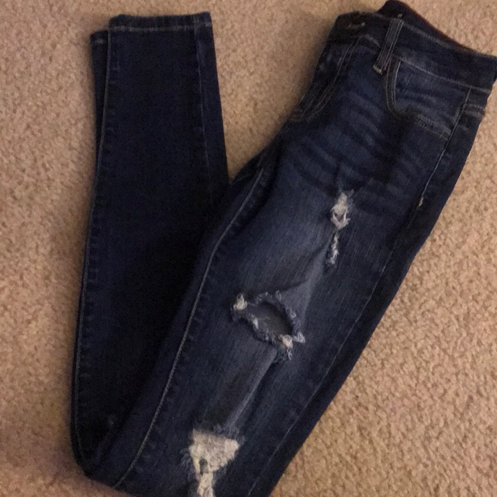 Distressed dark blue skinny jeans